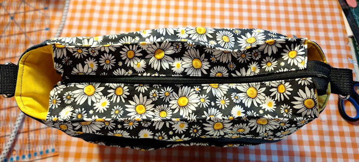 Sac a bandouliere, en jeans et tissus coton a imprimé marguerite et jaune vif