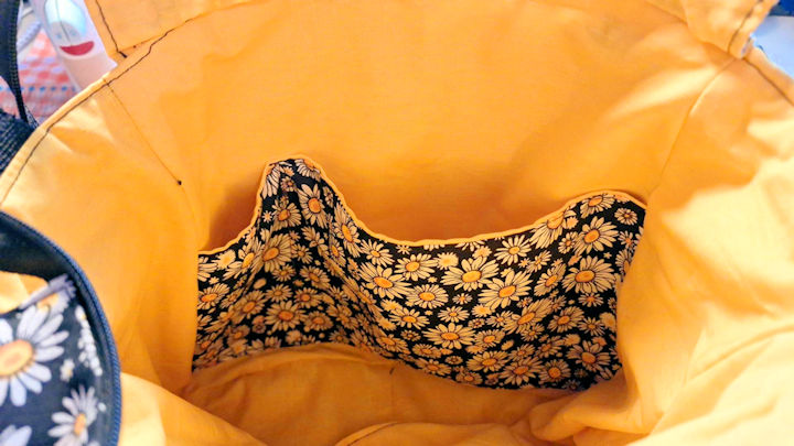 Sac a bandouliere, en jeans et tissus coton a imprimé marguerite et jaune vif